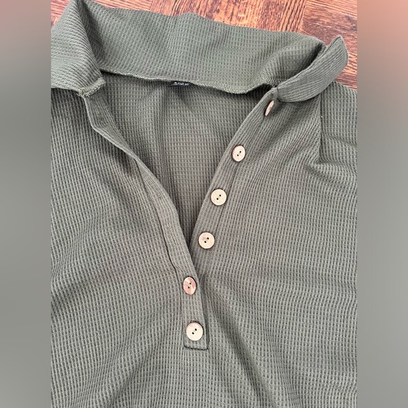 SHEIN long sleeve half button drop shoulder tee in army green size small - Picture 4 of 7